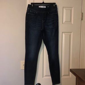 Womens Levi pull on jeans. Size 6